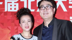 何晴短裙亮相寄语大学生 高亚麟幽默祝福电影节