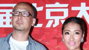 梁静手牵管虎尽显恩爱 戏中为老公“扮丑”不介意