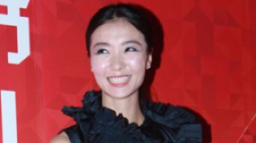齐溪短裙亮相做鬼脸俏皮可爱 与观众击掌大方亲和