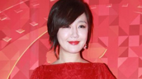 薛佳凝大紅色長裙親切亮相 鄰家妹妹轉型溫婉端莊