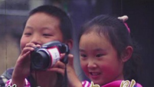 “大爱如山”公益微电影 废墟上的笑容给人希望