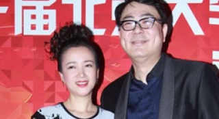 何晴短裙亮相寄語大學(xué)生 高亞麟幽默祝福電影節(jié)