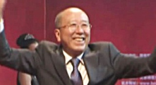 老藝術(shù)家雷恪生容光煥發(fā) 面帶微笑登紅毯熱情揮手