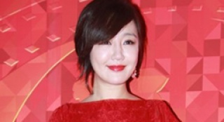 薛佳凝大紅色長裙親切亮相 鄰家妹妹轉(zhuǎn)型溫婉端莊
