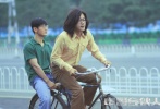 佟大為騎車帶黃曉明“甜蜜蜜”。