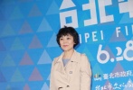 張艾嘉今年則是連續(xù)第三次擔任臺北電影獎主席，她透露今年看到許多青年導演第一次拍片就入圍，讓她忍不住，當場喊話再執(zhí)導演筒拍片，明年參賽。她還拿3度入圍臺北電影獎劇情長片的鐘孟宏開玩笑說：“你是最老的導演，不過沒關系，明年我參賽，到時我就是最老的導演?！眴柕叫哪恐欣硐肴诉x，她笑笑表示暫時不能說。至于拍片類型，她說可能年紀有了，考慮往探討人生的題材方向走，希望拍一部能讓觀眾朋友獲得一些啟示的電影。