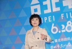 張艾嘉今年則是連續(xù)第三次擔任臺北電影獎主席，她透露今年看到許多青年導演第一次拍片就入圍，讓她忍不住，當場喊話再執(zhí)導演筒拍片，明年參賽。她還拿3度入圍臺北電影獎劇情長片的鐘孟宏開玩笑說：“你是最老的導演，不過沒關系，明年我參賽，到時我就是最老的導演?！眴柕叫哪恐欣硐肴诉x，她笑笑表示暫時不能說。至于拍片類型，她說可能年紀有了，考慮往探討人生的題材方向走，希望拍一部能讓觀眾朋友獲得一些啟示的電影。