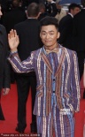 王寶強彩條西裝亮相戛納紅毯 牽手趙濤彰顯紳士