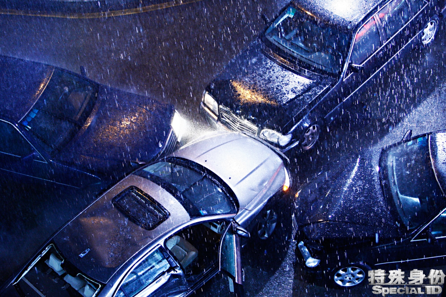 雨夜撞车.