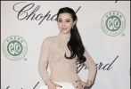 范冰冰身穿ElieSaab2012秋季高定裸色中裙參加蕭邦午宴活動，單邊長馬尾和深裸色的高跟鞋都是新嘗試，且效果很漂亮——馬尾利落、卷曲發尾增加嫵媚；鞋子顏色深過裙子顯得穩重，顏色也與裙子屬于同一色系。