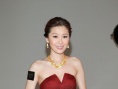 周麗淇抹胸長(zhǎng)裙露香肩 望覓真命天子不排除閃婚