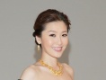 周麗淇抹胸長(zhǎng)裙露香肩 望覓真命天子不排除閃婚