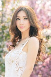 柳巖初夏花海寫真笑容甜美 鏤空白裙小露事業(yè)線