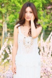 柳岩初夏花海写真笑容甜美 镂空白裙小露事业线
