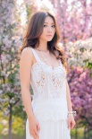柳巖初夏花海寫真笑容甜美 鏤空白裙小露事業(yè)線