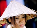 穿白絲綢的女人