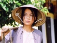 穿白絲綢的女人