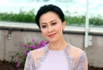 ????自從演了《狄仁杰之通天帝國》，劉嘉玲的造型就基本都是武則天范兒了，即使她不是故意的，也會讓人覺得穿什么都是女皇?？纯搓┘{的這幾身造型，哪個不是霸氣十足，身邊還挽著老公梁朝偉呢，人家好歹也是個堂堂的戛納影帝，就這樣默默地站在劉嘉玲身邊，也不說話，更加沒有任何宣傳活動，純粹的幫忙。