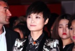 ????春哥來戛納了！第一件紅毯戰(zhàn)袍重達(dá)8公斤，帶流蘇、有披肩、會閃光，要不是腳上踩著露腳趾的小細(xì)跟短靴，這身造型怎么看都像是一件盔甲，還是那種戰(zhàn)神級別的。隨后，李宇春又穿著花色西服出現(xiàn)在了中國電影之夜活動上，萬眾期待的“春春穿裙子”恐怕很難在戛納實(shí)現(xiàn)了，但也在情理之中，誰讓她是春哥呢。
