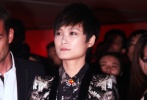 ????春哥來戛納了！第一件紅毯戰(zhàn)袍重達(dá)8公斤，帶流蘇、有披肩、會閃光，要不是腳上踩著露腳趾的小細(xì)跟短靴，這身造型怎么看都像是一件盔甲，還是那種戰(zhàn)神級別的。隨后，李宇春又穿著花色西服出現(xiàn)在了中國電影之夜活動上，萬眾期待的“春春穿裙子”恐怕很難在戛納實(shí)現(xiàn)了，但也在情理之中，誰讓她是春哥呢。