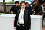 ????Sammi穿衣一向有范兒，平胸也能穿得好看，比如《盲探》photocall時的那身男裝，白襯衫和黑色西服，干練有型。只是，當(dāng)她跟一旁的劉德華站在一起時，基本也就分不出誰才是男主角了。就算在《盲探》紅毯上穿了長裙，卻也包裹得太過嚴(yán)實(shí)了，要風(fēng)度卻沒了看頭。