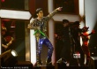 周杰伦演唱会高潮迭起 铠甲装秀腹肌引“地震”