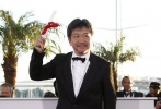 《如父如子》获评委会奖 导演是枝裕和高举奖状