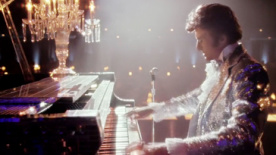 《烛台背后》曝光片段 道格拉斯华丽演奏钢琴曲
