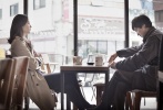 美女上演桌底調(diào)情。
