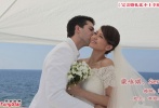 ????2011年10月，Gigi梁詠琪與拍拖半年的西班牙籍男友Sergio于西班牙小島舉行浪漫而簡單婚禮，兩人相識緣于西班牙旅游，之后二人一拍即合并選擇在沙灘上舉辦婚禮。男女家合共宴請八十位親朋前來見證，當中有四十多位賓客是新娘子的親友，從世界各地赴西班牙飲喜酒，至于圈中好友，Gigi只邀請了楊采妮、許茹蕓及陳少琪。</br>????說完鄭伊健，不得不說他的前任著名女友梁詠琪，也許是年輕時我們都不懂愛情，在歷經(jīng)感情挫敗之后，梁詠琪在旅行中遇到了現(xiàn)任丈夫，在婚前梁詠琪激動的傳簡訊給好友說：他真的很好，我現(xiàn)在很幸福。受過情傷的她更加懂得如何珍惜現(xiàn)在，婚后丈夫和她頻繁亮相在公眾場合時，仍舊登對養(yǎng)眼。