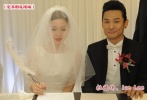 ????年屆50歲的杜德偉與比他年輕24歲的攝影師Ice Lee于2012年11月結(jié)婚，一早杜德偉率領(lǐng)由梁朝偉、呂方和鐘鎮(zhèn)濤等好朋友組成的兄弟團，浩浩蕩蕩出發(fā)去接新娘，陣勢轟轟烈烈。杜德偉自曝在之前的求婚時就被自己感動的嚎啕大哭，祝福這對“老少戀”。