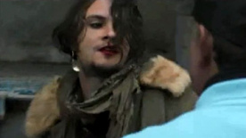 惊悚片《东方》中文片段 神秘男子浓妆艳抹被暴打