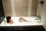 女主角在浴盆中大秀美腿，撩人心弦