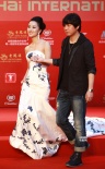 董潔前夫潘粵明手牽美女 魏一抹胸長(zhǎng)裙秀美背