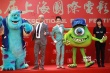 徐峥、何炅携《怪兽大学》走红毯 搞怪人气高