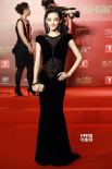 王丽坤黑裙妖媚勾勒身材 蕾丝透视独特设计亮眼