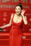 彭丹红色吊带长裙惊艳影节 豪乳外露引全场高潮
