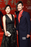 閆妮著黑色深V禮服如貴婦 耿樂(lè)撞色禮服顯紳士