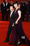 贾樟柯戛纳后首现红毯 携妻赵涛默契深色装亮相