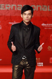 周杰伦黑色配金黄玩转中国风礼服 尽显导演范儿
