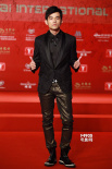 周杰伦黑色配金黄玩转中国风礼服 尽显导演范儿