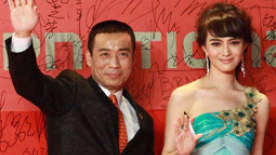 居文沛淺藍(lán)長裙優(yōu)雅性感 導(dǎo)演江平紳士風(fēng)范十足