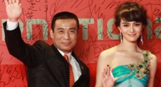 居文沛淺藍(lán)長(zhǎng)裙優(yōu)雅性感 導(dǎo)演江平紳士風(fēng)范十足