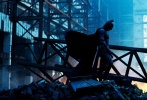 由克里斯托弗•诺兰导演的《蝙蝠侠》前传三部曲可以说是《蝙蝠侠》全系列评价最高的三部作品，不管是剧情的设计还是画面的运用，一部比一部完美，但是笔者认为真正能撑起这三部作品的除了蝙蝠侠本身的超级号召力之外，还有一点很重要的就是剧中的反派角色，尤其是后两部中的小丑和贝恩，从形象塑造上来说都远远超越了《蝙蝠侠》系列中的其他角色。