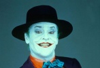 希斯•莱杰所扮演的小丑收获无数好评，而他的不幸去世也让这个角色成为了影史上的经典，反观老版中尼克尔森扮演的小丑，虽然也算经常，但并没体现出小丑那种让人不寒而栗的气质，因此也影响了整部影片的基调。