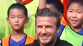 贝克汉姆空降南京推广中超 球场秀任意球“神技”