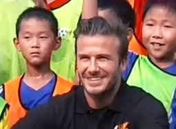 贝克汉姆空降南京推广中超 球场秀任意球“神技”