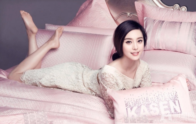 范冰冰唯美床上写真露事业线 妖娆魅惑身姿诱人