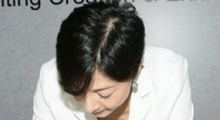 吳綺莉俯身作畫泄春光 撫養(yǎng)女兒無壓力不需要成龍