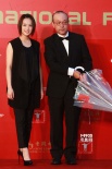 《长崎的天空下》主创亮相 有型搭档黑装撑伞